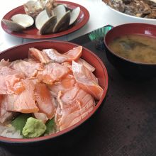 サーモン丼とハマグリとアラ煮