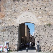 サン・ジミニャーノの町の南にある門です。
