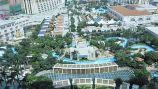 世界一長い波の出るプールGrand Resort Deck (プール）のあるマカオタイパ地区の巨大IR（Integrated Resort）