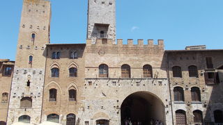 ドーモー広場の東側にたてられています。