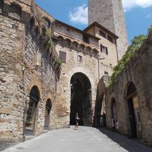 アーチをくぐると広場です。