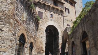 チステルナ広場に入る前にある入り口です。