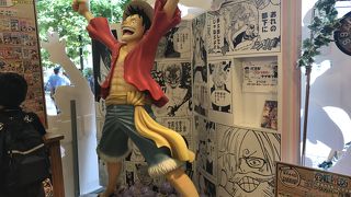 等身大のルフィの人形