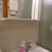 ハンドソープあり。鏡の位置は日本人女性には高いかも。