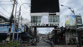 正面には大きいテレビモニターがあります