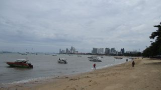 朝のパタヤ ビーチ