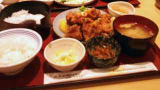 ガーデンズの中でお手軽に定食。