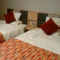 部屋に水の備え付けもありました。