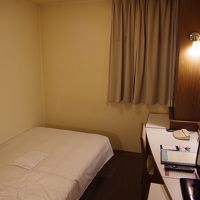 標準的なビジネスホテル。冷蔵庫アリ