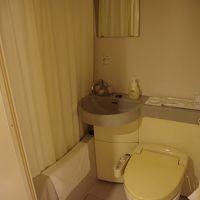 お風呂は極めて狭い