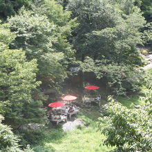 川床の真っ赤なパラソルが、深緑に映えます