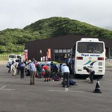 登山客が沢山、バスなどで来ています