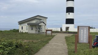 白黒の縞々灯台です