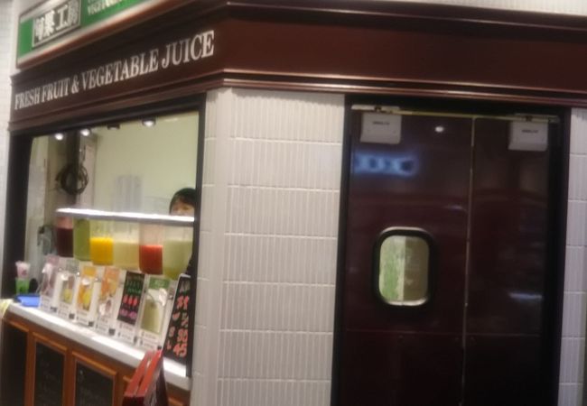 目の前で新鮮なオレンジジュースを作ってくれるのでなかなか贅沢でした。 