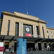 駅前にはトラムやバスの乗り場がずらり