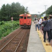 比較的新しい駅舎は、国道１０１号線沿いにありました