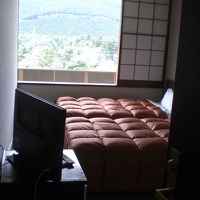 ツインの部屋です。狭いです。以前は、個室の食事場所でした。