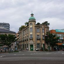 中央の建物です