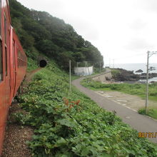 大間越駅を出て、大間越漁港が右手に見えるあたりです