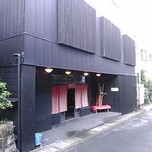 旅館の外観。看板が小さく分からない