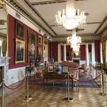 王族の間と豪華なシャンデリア