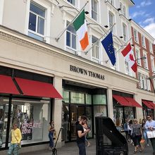 ブランドショップも立ち並んでいます