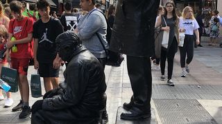 パブやカフェが軒を連ねて若者がいっぱい