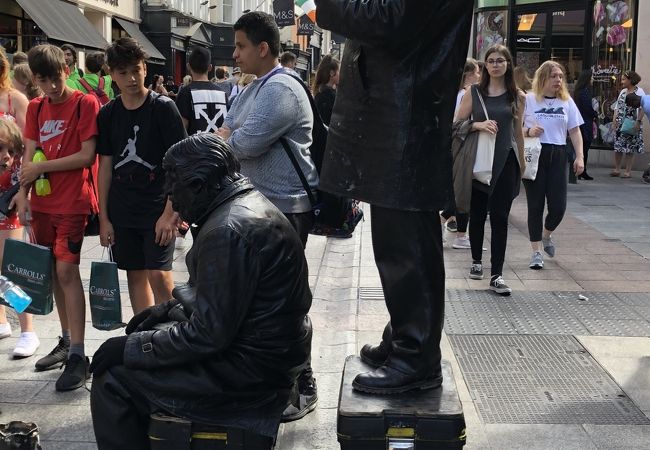 パブやカフェが軒を連ねて若者がいっぱい