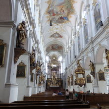 教会の内部。天井のフレスコ画。