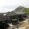 吹きさらしの稜線に建つ