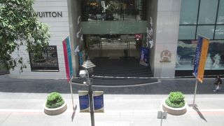 ブランドショップが軒を並べています