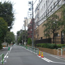 与謝野鉄幹晶子の標識の向かいは、女子学院の高等・中学校です。