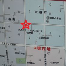 日本テレビ通りと番町文人通りの交差点を西進すると標識がありま