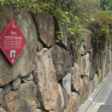 赤色の標識は、文人道の沿いの歩道の石垣に、つけられています。