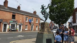 生家がある前の広場で入口に道化師像があります