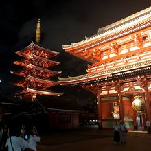 ライトアップされた浅草寺