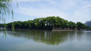 周囲には柳の並木が続いていて見晴らしのいい場所