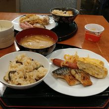朝食。炊き込みごはんに塩サバ、玉子焼き、ソーセージ。