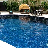 プールです。数人、プールサイドで読書してました。