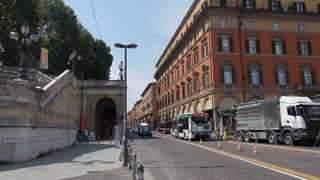駅から南にマジョーレ広場まで通じています。