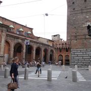 ボローニャの斜塔がある広場です。