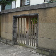 文人通りには、なんとなく雰囲気が文人的な住居が、多数あります
