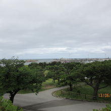 公園の展望台から酒田港を臨む