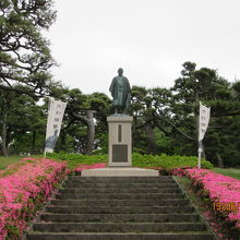 公園内の【河村瑞賢の像】