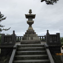 公園内の立派な石灯籠