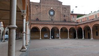 この教会は斜塔から南東にあります。