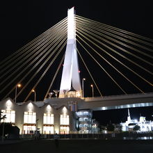 近くに青森ベイブリッジがあります