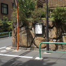 泉鏡花旧居跡は、文人通りの有島邸跡から、東側に入ります。