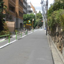 泉鏡花旧居跡は、文人通りから、少し東側に入った先にあります。