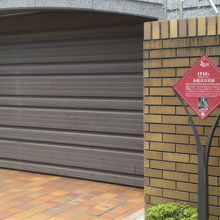 泉鏡花旧居跡の標識は、道路の植え込みの中に建てられています。